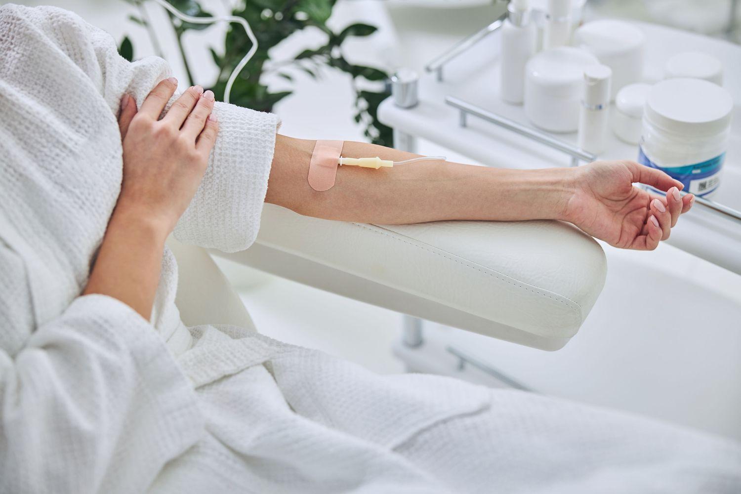 Nahaufnahme vom Arm einer Frau, die zur Behandlung von Tinnitus Infusionen bekommt.