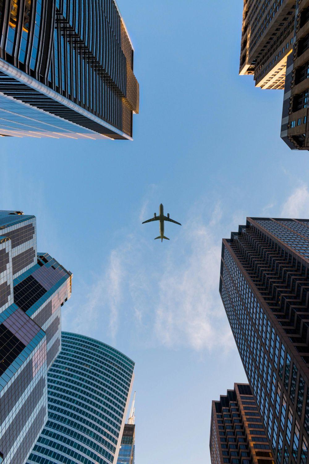 Ein Flugzeug fliegt über eine Stadt