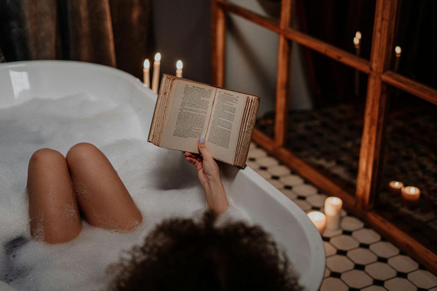 Eine Frau mit Hörsturz macht in der Badewanne eine Wärmebehandlung
