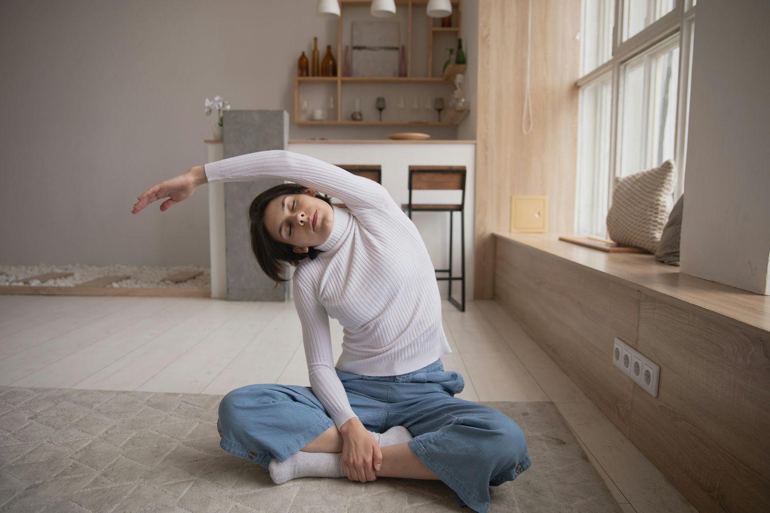 Junge Frau macht Yoga und kann und ihr Hörvermörgen verbessern