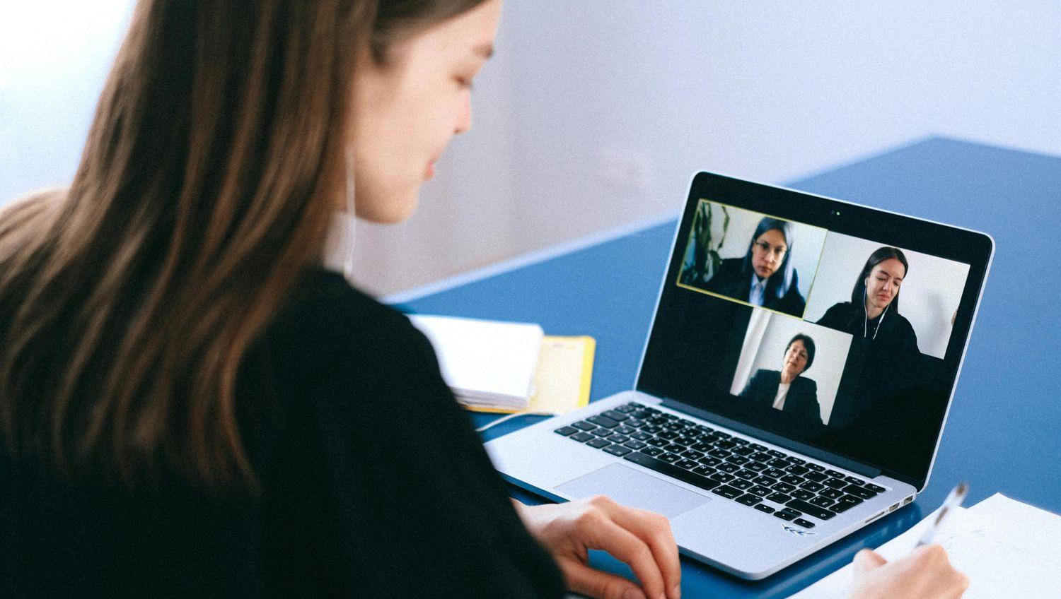 Eine Frau führt ein Online-Meeting durch