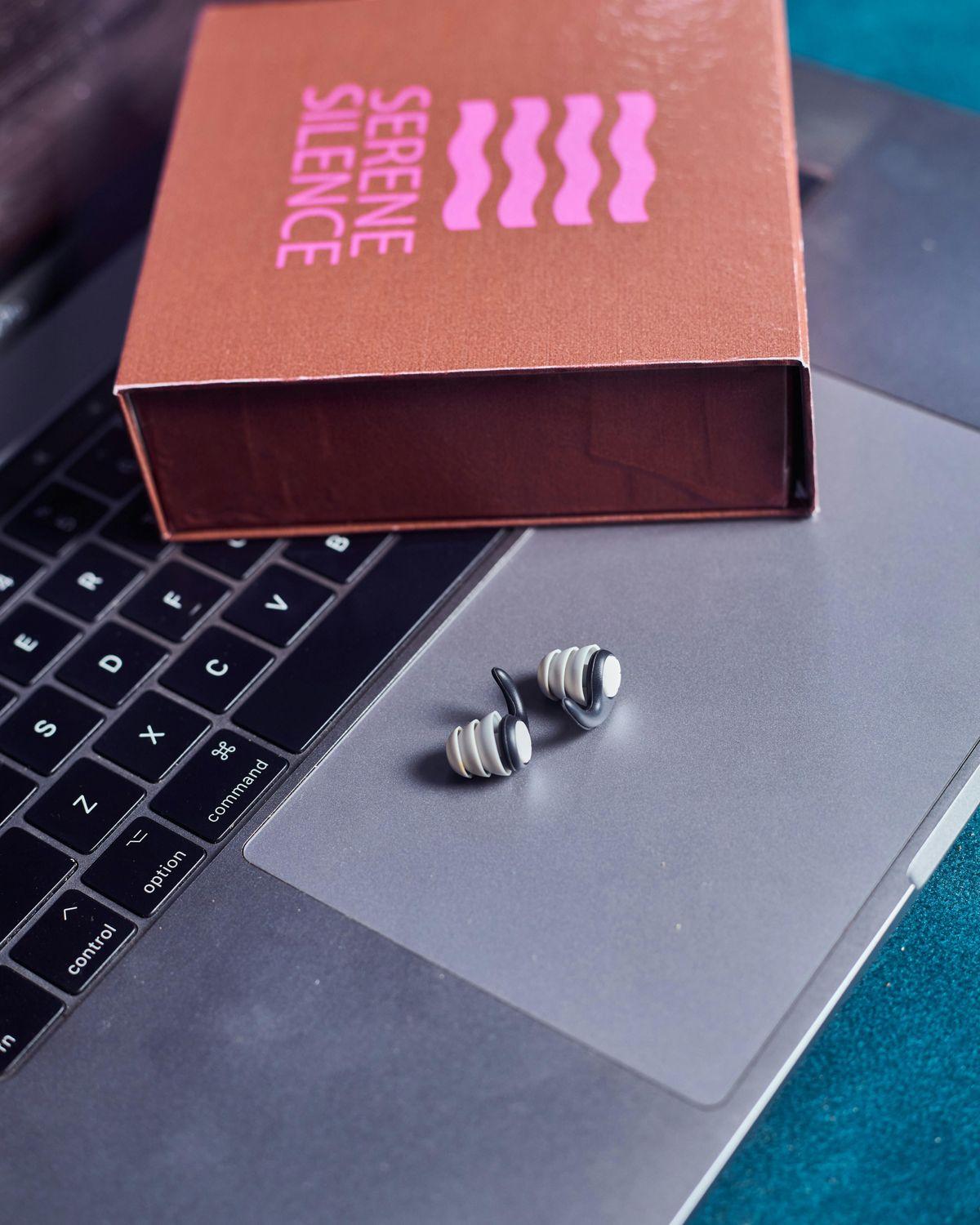 Ein Paar Ohrstöpsel liegt auf einem Laptop