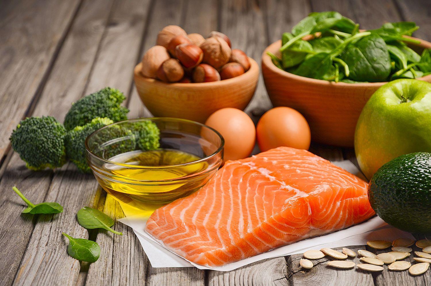 Lachs, Eier, Walnüsse und andere gesunde Lebensmittel für besseres Hören