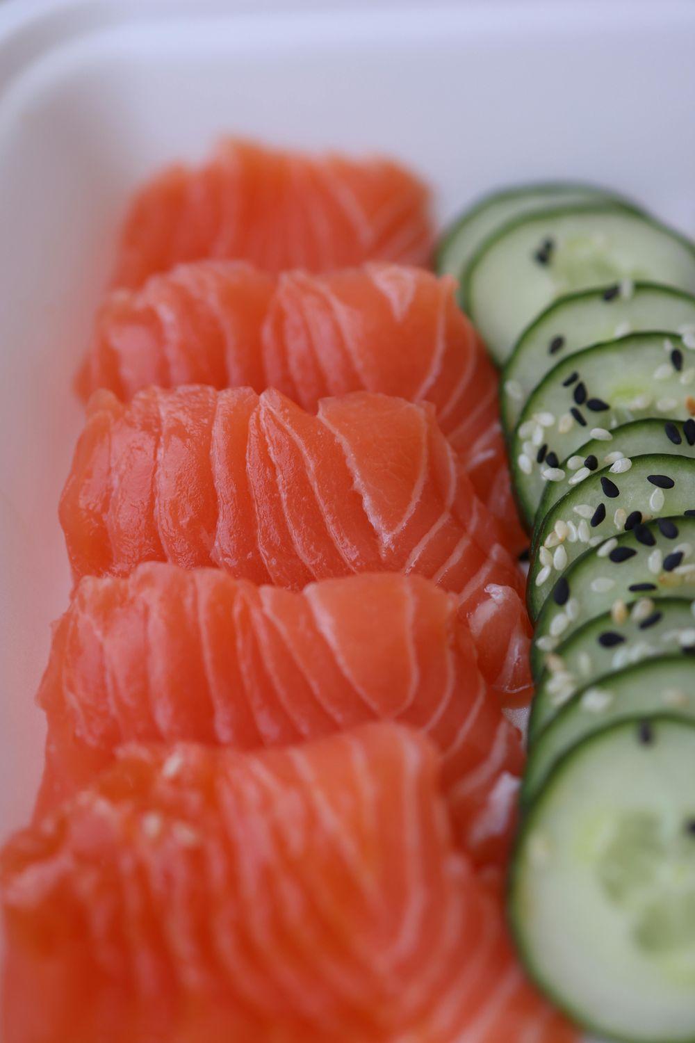 Nahaufnahme von geschnittenem Lachs, der reich an Omega-3-Fettsäuren ist und das Gehör schützen soll.