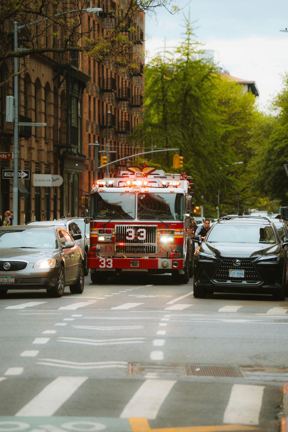 Ein Feuerwehrwagen auf einer stark befahrenen Straße