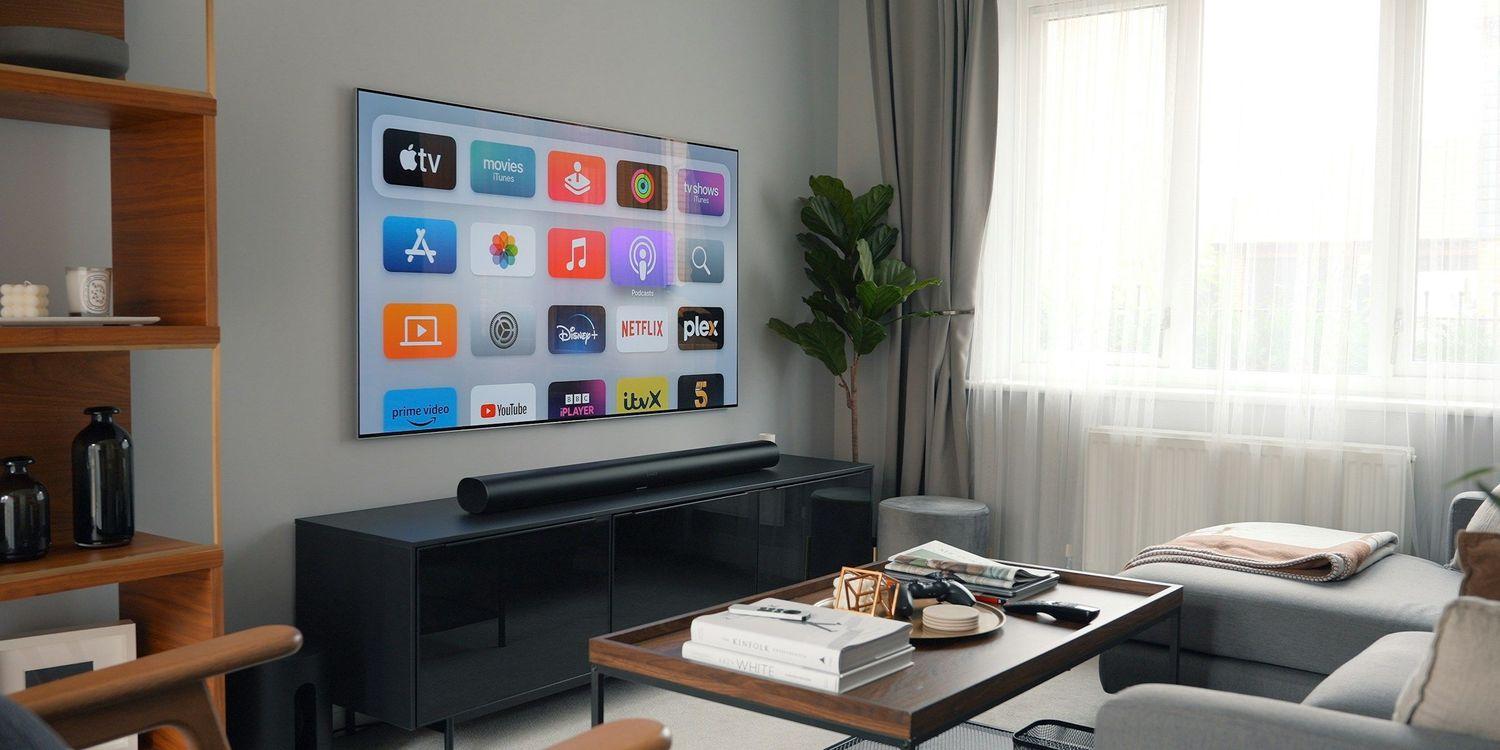 Ein Wohnzimmer mit Soundbar, die für besseres Hören beim Fernsehen sorgt